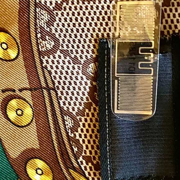 ♥️ Authentic Gucci Silk Scarf – Vibrant Colors & Iconic Logo - Picture 5 of 6